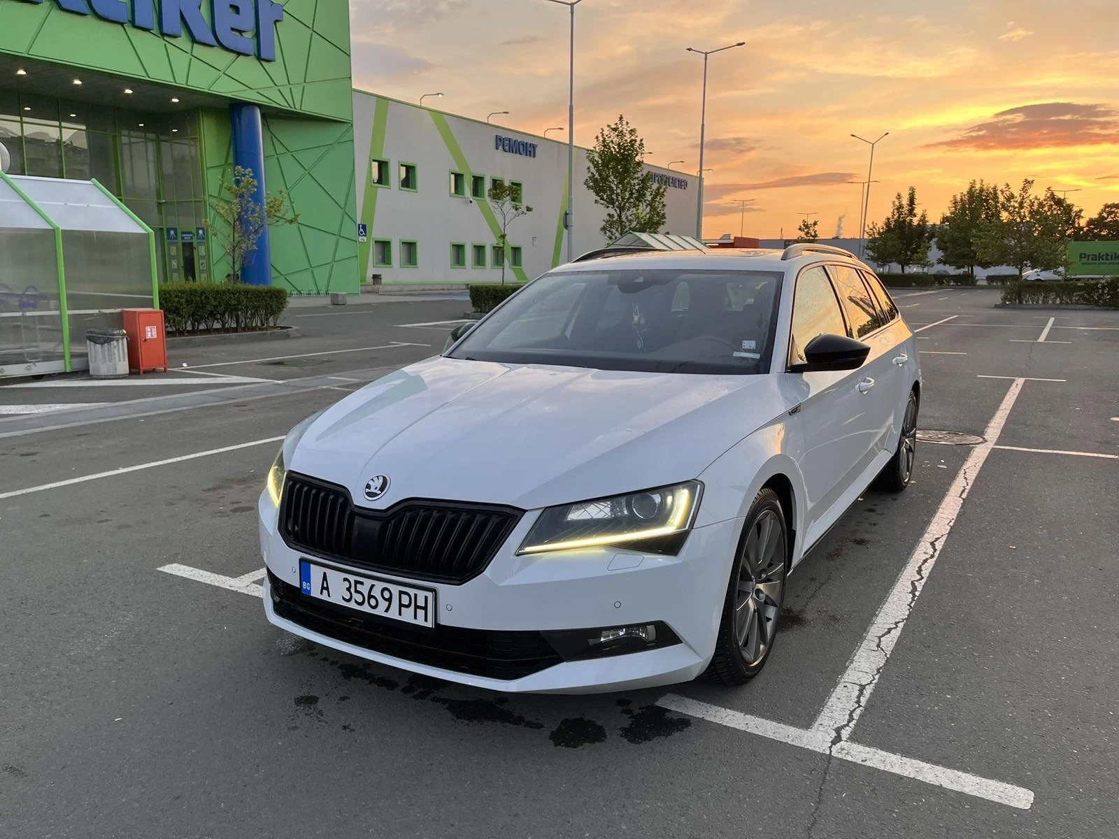 Skoda Superb SportLine, снимка 2 - Автомобили и джипове - 54671734