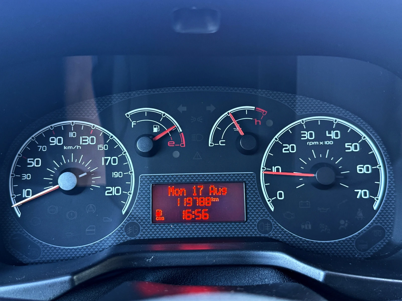 Fiat Qubo 1.4 МЕТАН / БЕНЗИН / КЛИМАТИК , снимка 10 - Автомобили и джипове - 55705678