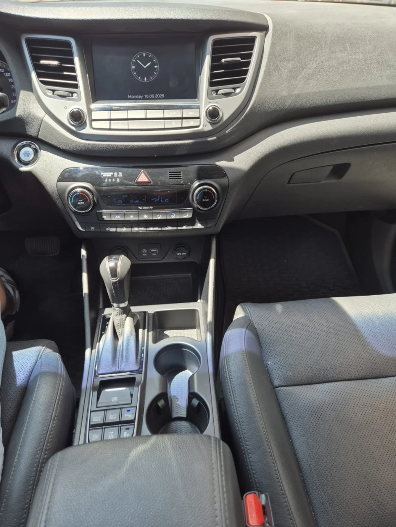 Hyundai Tucson 2.0 CRDi 4WD Premium 87k km, снимка 8 - Автомобили и джипове - 52027101