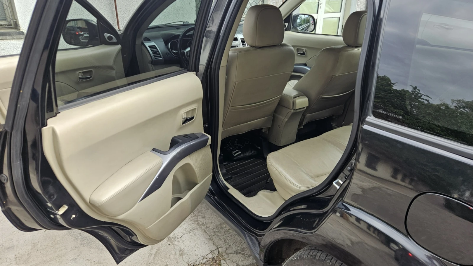 Mitsubishi Outlander 2.0 DI-D, снимка 11 - Автомобили и джипове - 54736615