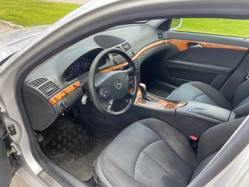 Mercedes-Benz E 220 Елеганс, снимка 5 - Автомобили и джипове - 51948715