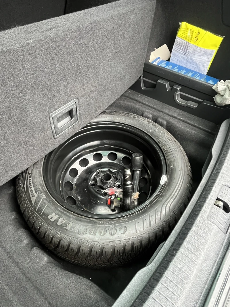 VW Golf Variant 1.6 TDI 110, снимка 17 - Автомобили и джипове - 53258816