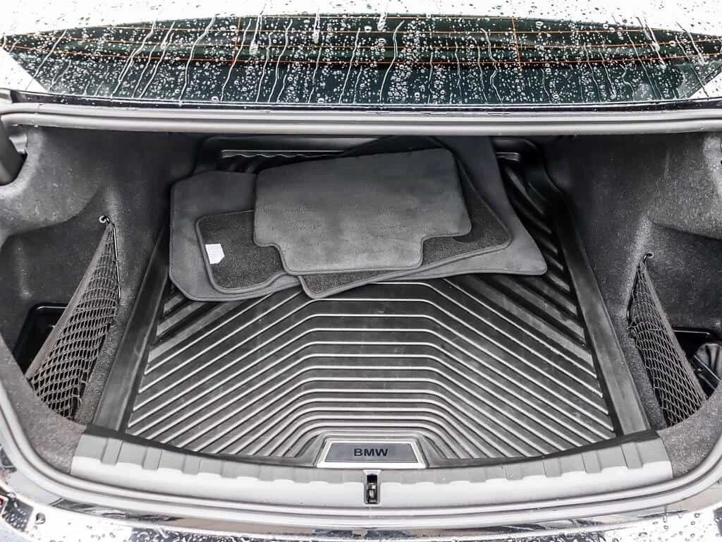 BMW 330 xDrive Sedan (5R79)  CARFAX, снимка 15 - Автомобили и джипове - 54030922