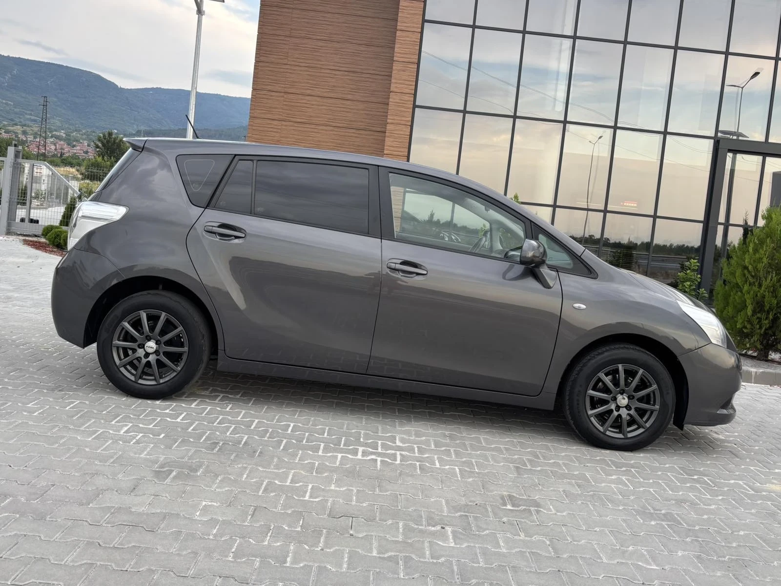 Toyota Verso 2.0D4d/126кс/Facelift/7-Местна/Евро5, снимка 4 - Автомобили и джипове - 55327415