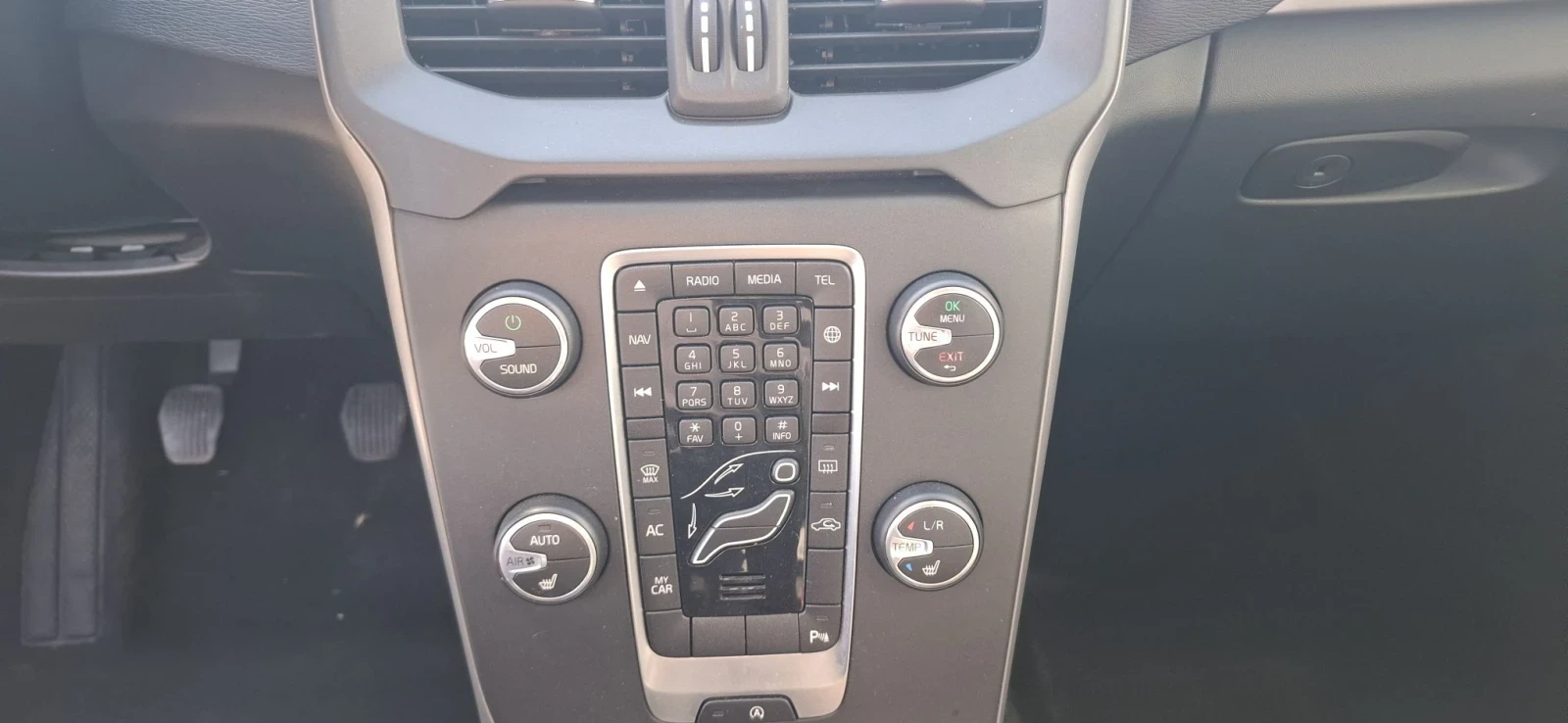 Volvo V40 D4, снимка 10 - Автомобили и джипове - 56251153