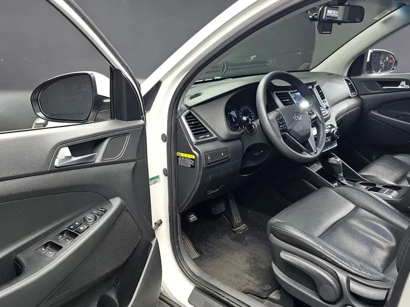 Hyundai Tucson 1.7 2WD STYLE, снимка 10 - Автомобили и джипове - 55733120