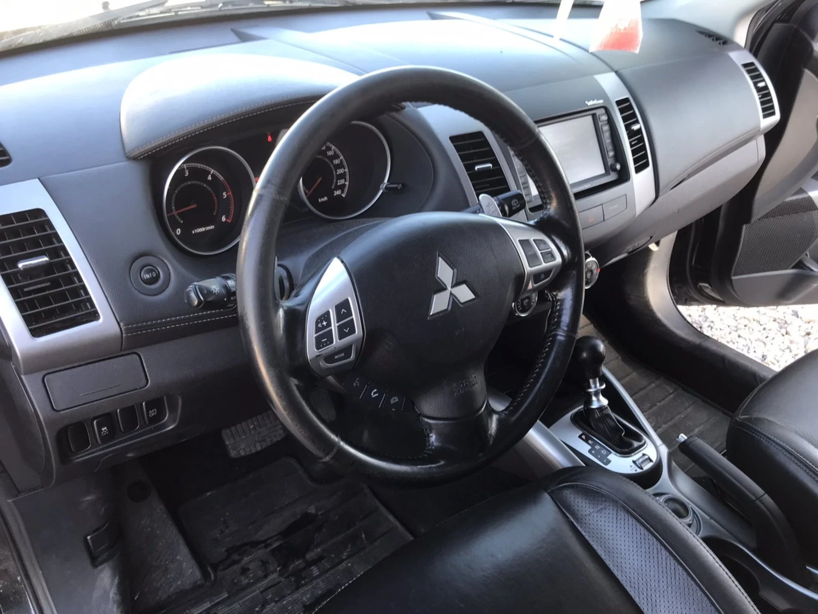 Mitsubishi Outlander, снимка 12 - Автомобили и джипове - 55244286