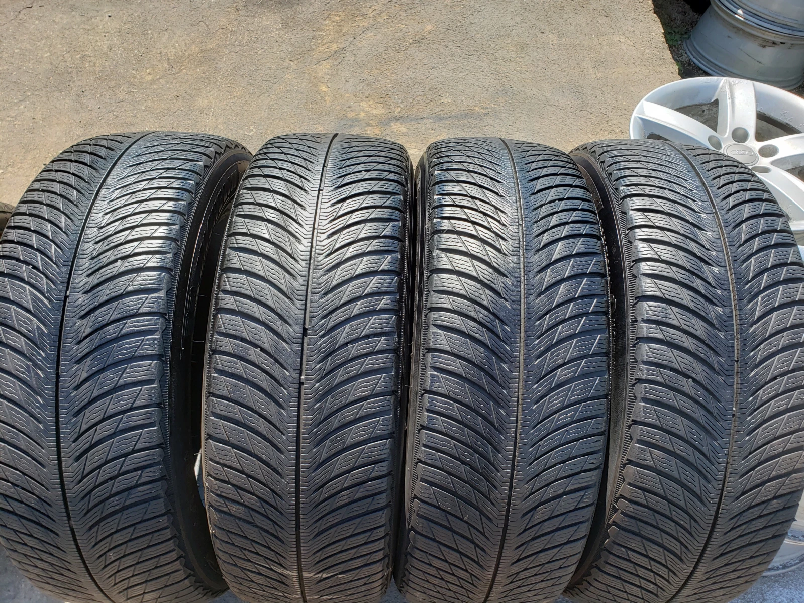 Гуми Зимни 225/60R18, снимка 2 - Гуми и джанти - 55950819