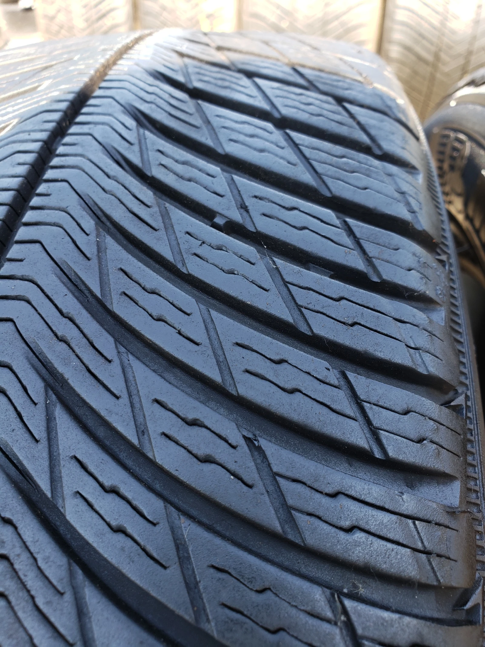 Гуми Зимни 225/60R18, снимка 5 - Гуми и джанти - 55950819