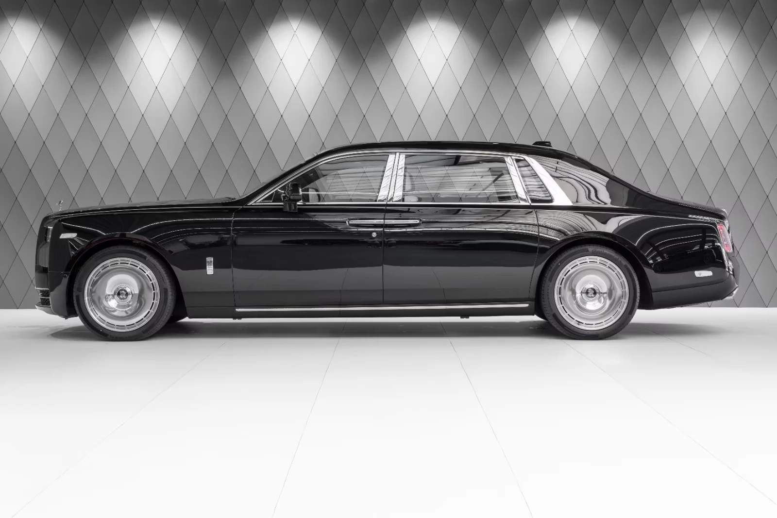 Rolls-Royce Phantom EWB / BESPOKE / SHOOTING STAR / 360 / HUD/ THEATRE, снимка 3 - Автомобили и джипове - 55043579