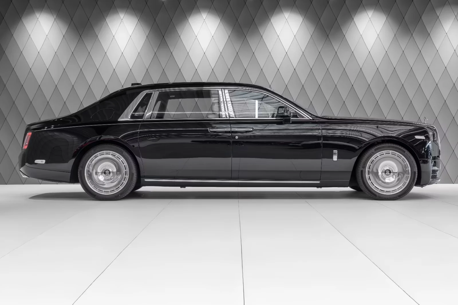 Rolls-Royce Phantom EWB / BESPOKE / SHOOTING STAR / 360 / HUD/ THEATRE, снимка 6 - Автомобили и джипове - 55043579