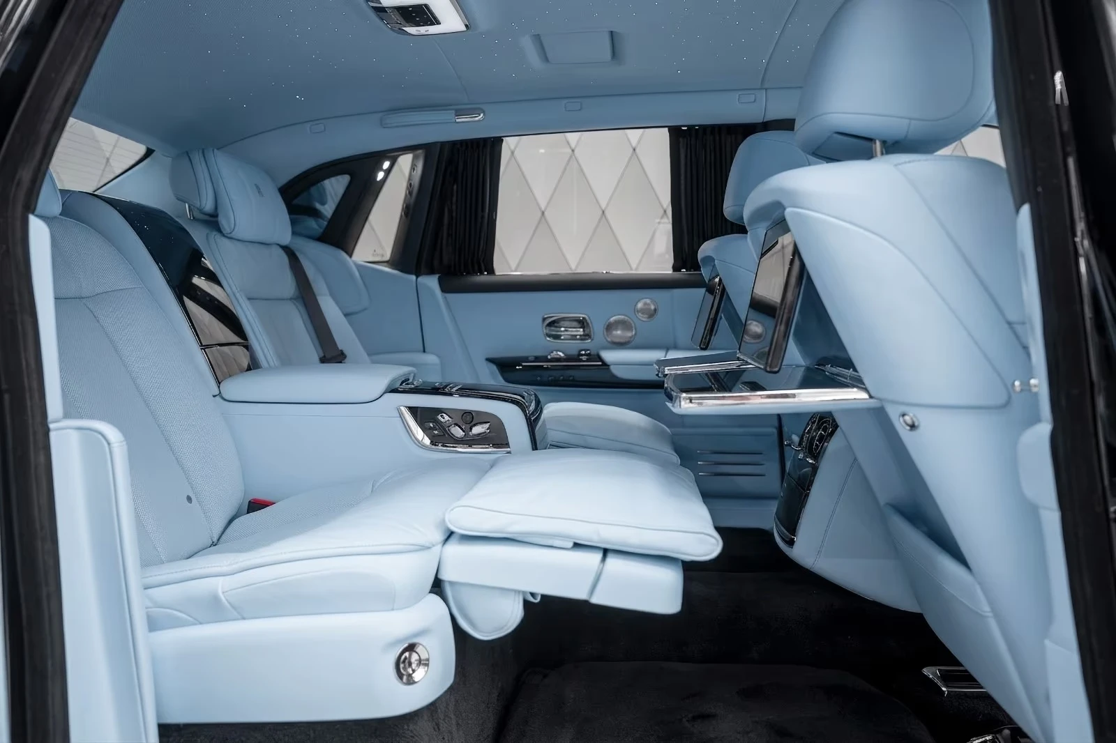 Rolls-Royce Phantom EWB / BESPOKE / SHOOTING STAR / 360 / HUD/ THEATRE, снимка 14 - Автомобили и джипове - 55043579