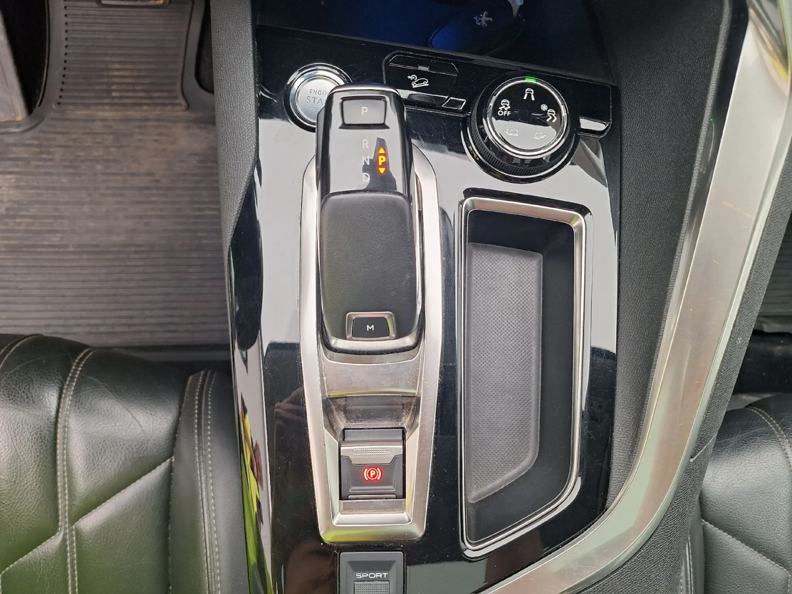 Peugeot 5008 1.5BHDi Allure Panorama Navi, снимка 12 - Автомобили и джипове - 56124241