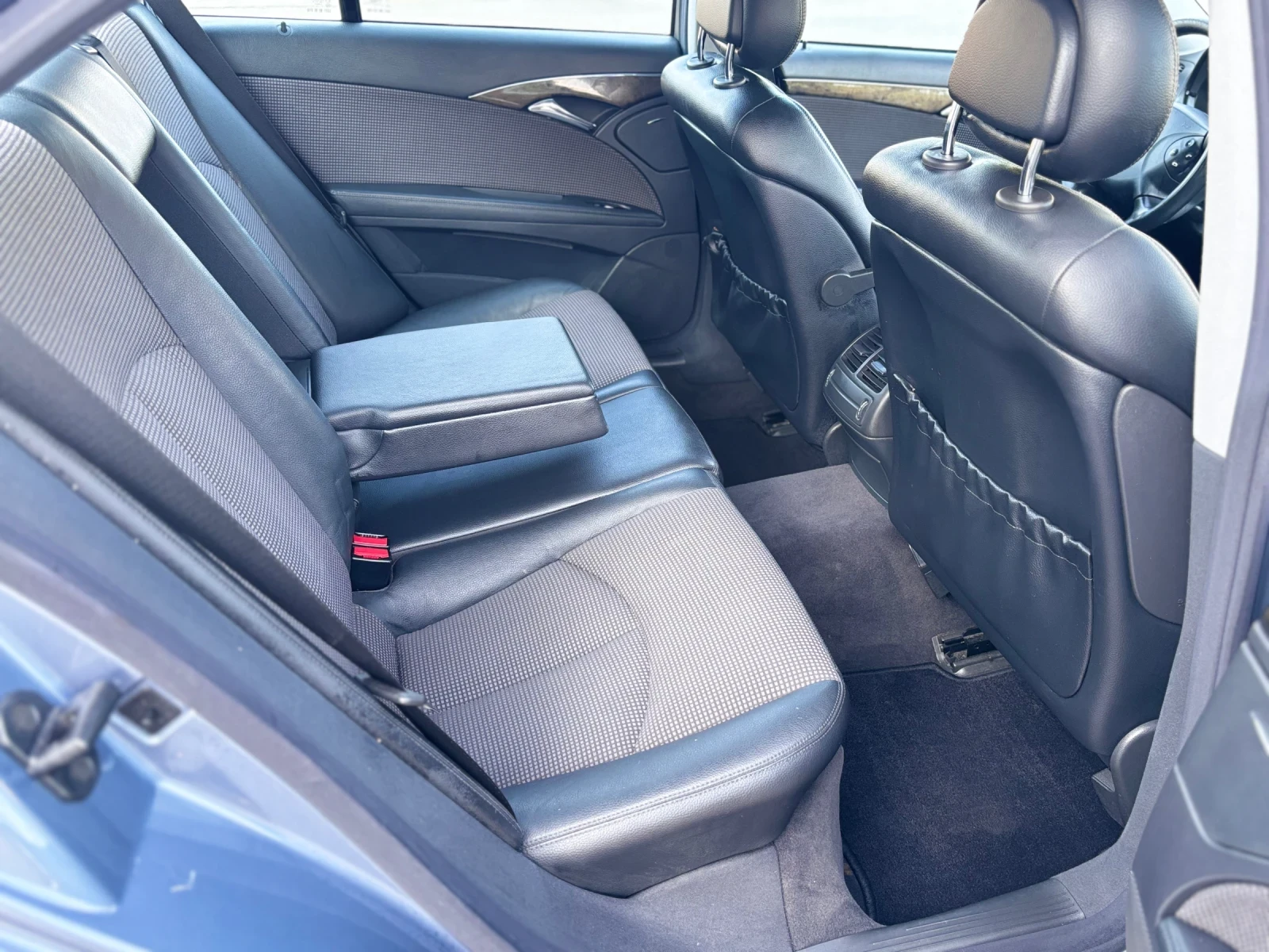 Mercedes-Benz E 220 2.2CDI Автоматик Avantgarde, снимка 16 - Автомобили и джипове - 56140913