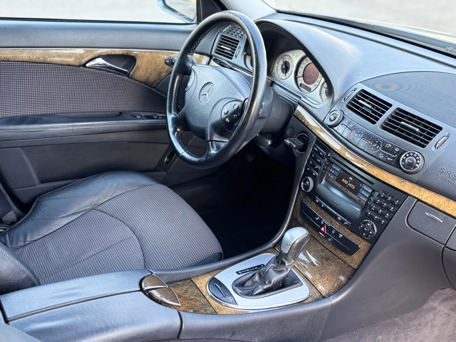 Mercedes-Benz E 220 2.2CDI Автоматик Avantgarde, снимка 12 - Автомобили и джипове - 56140913