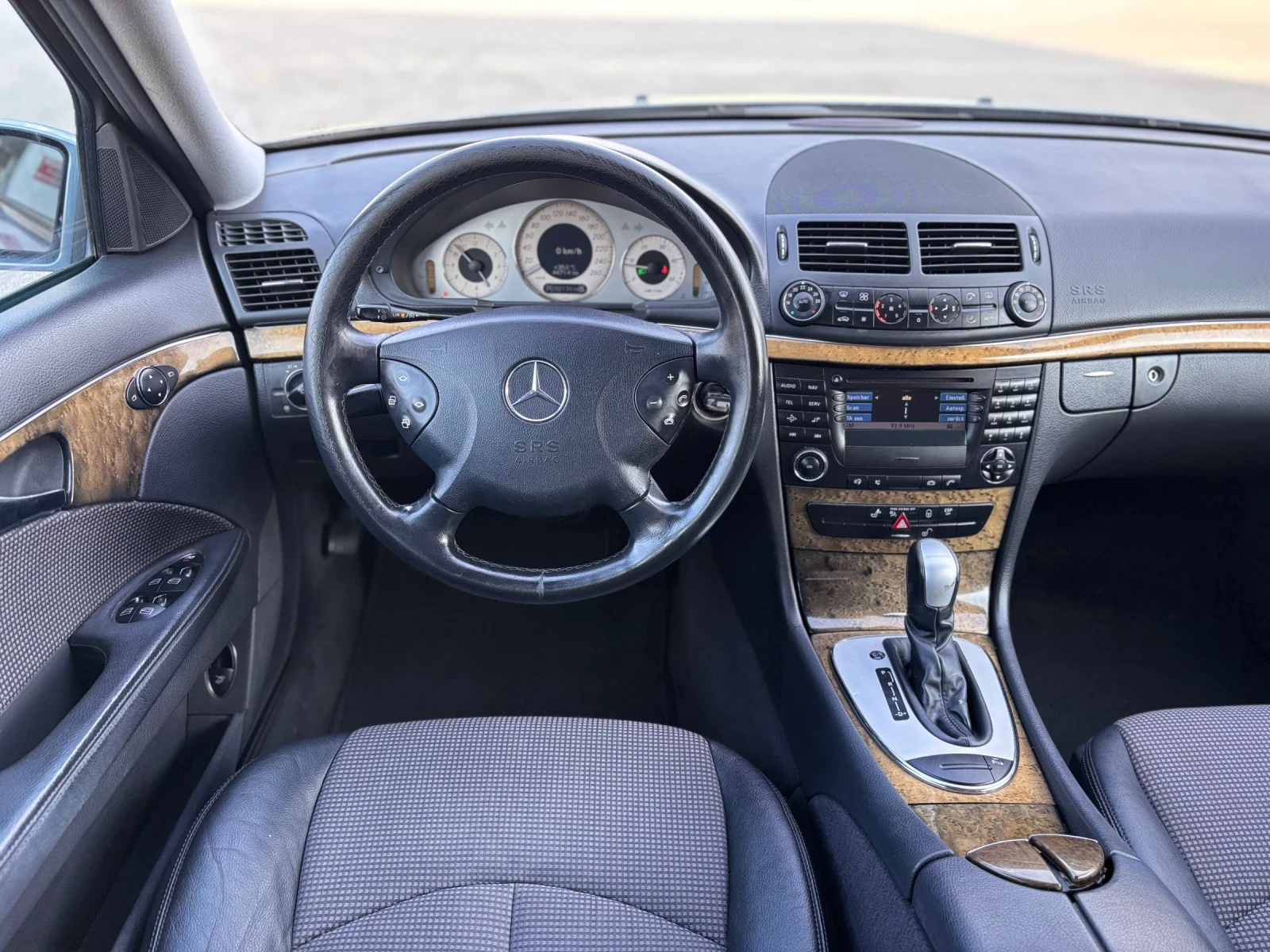 Mercedes-Benz E 220 2.2CDI Автоматик Avantgarde, снимка 11 - Автомобили и джипове - 56140913