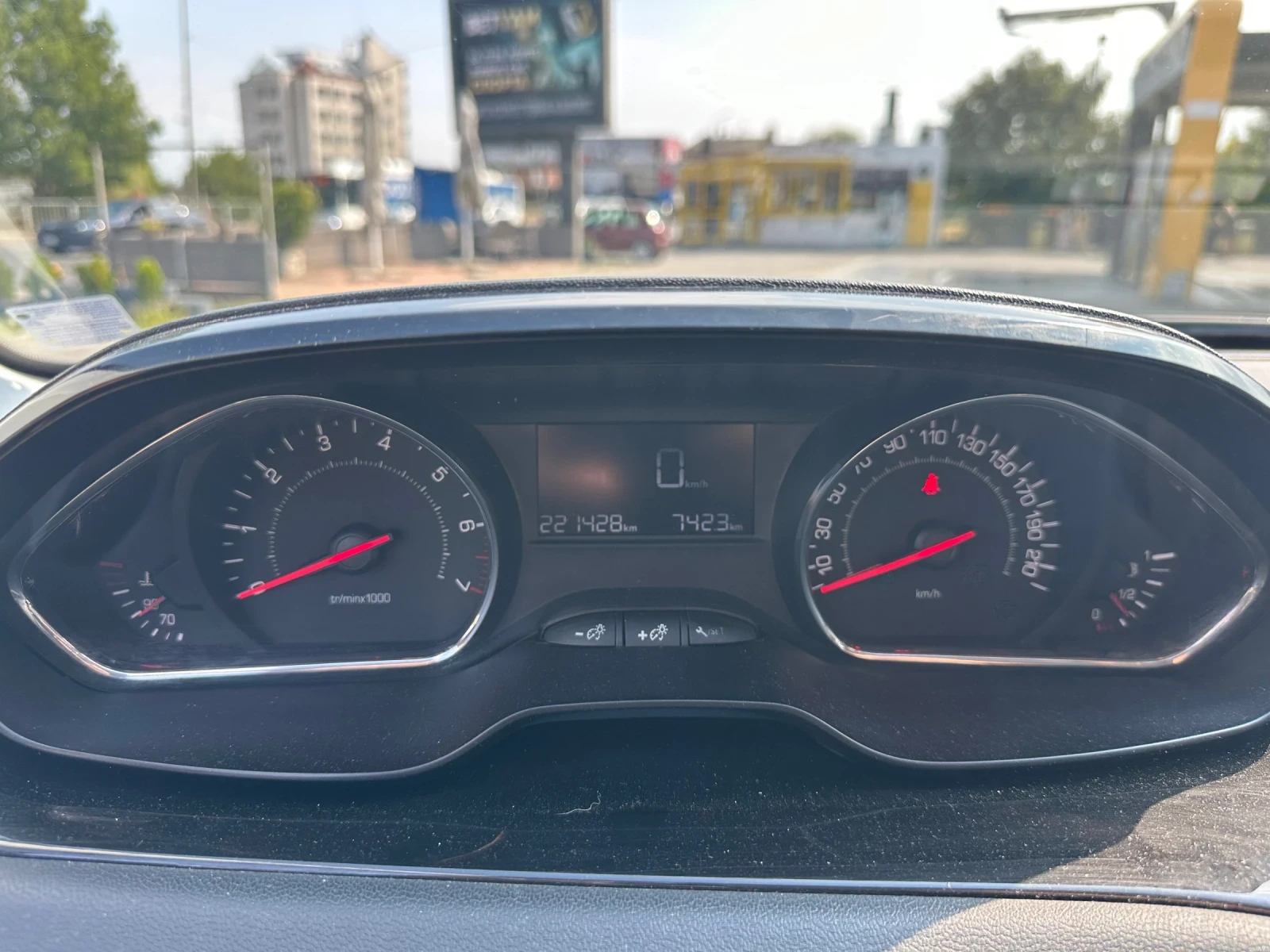 Peugeot 208, снимка 8 - Автомобили и джипове - 56183857