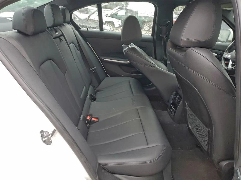 BMW 330 2.0L 4 All wheel drive, снимка 3 - Автомобили и джипове - 53125923