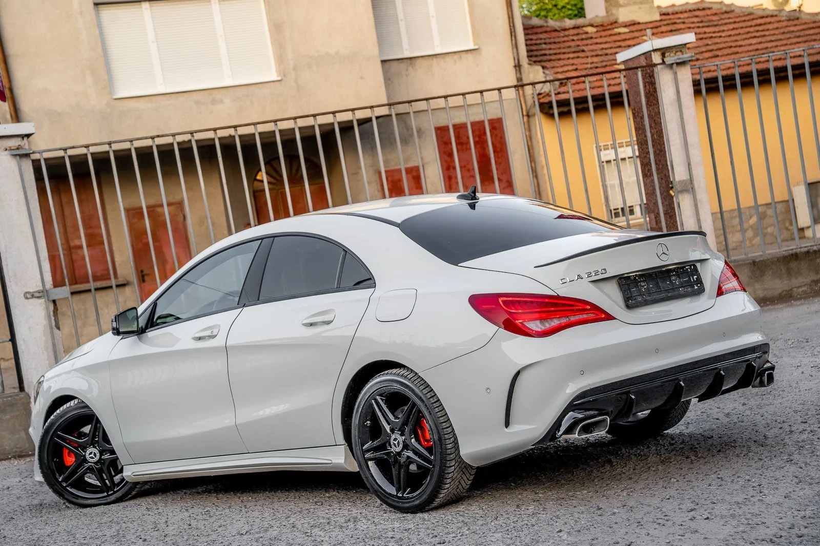 Mercedes-Benz CLA 220 2.2CDI-AMG-AGILITY-FACE-CARPLAY-ASSIST-AMBIENT-TOP, снимка 4 - Автомобили и джипове - 56084627