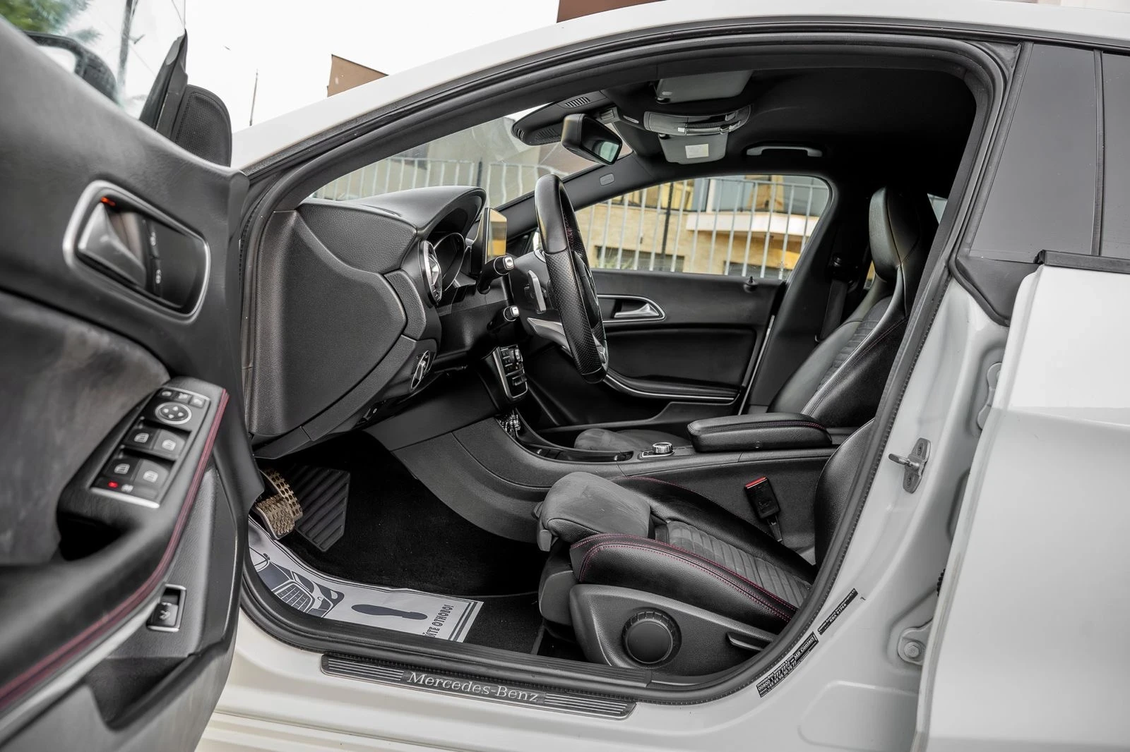 Mercedes-Benz CLA 220 2.2CDI-AMG-AGILITY-FACE-CARPLAY-ASSIST-AMBIENT-TOP, снимка 12 - Автомобили и джипове - 56084627