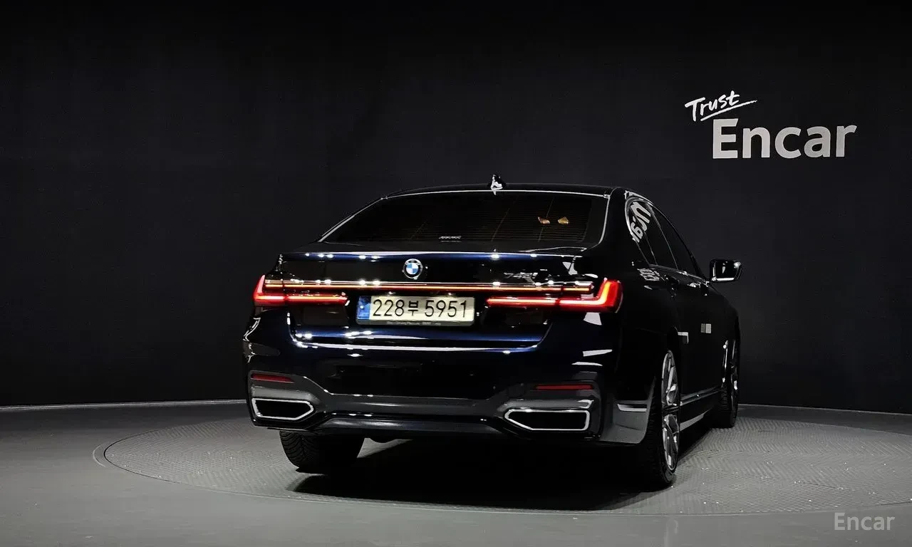 BMW 740 M* SPORT* ОБДУХВАНЕ* ДИСТРОНИК* ХЕДЪП* 360КАМЕРА* , снимка 4 - Автомобили и джипове - 56177101