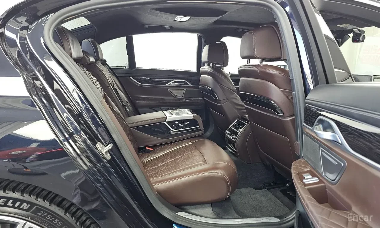 BMW 740 M* SPORT* ОБДУХВАНЕ* ДИСТРОНИК* ХЕДЪП* 360КАМЕРА* , снимка 14 - Автомобили и джипове - 56177101