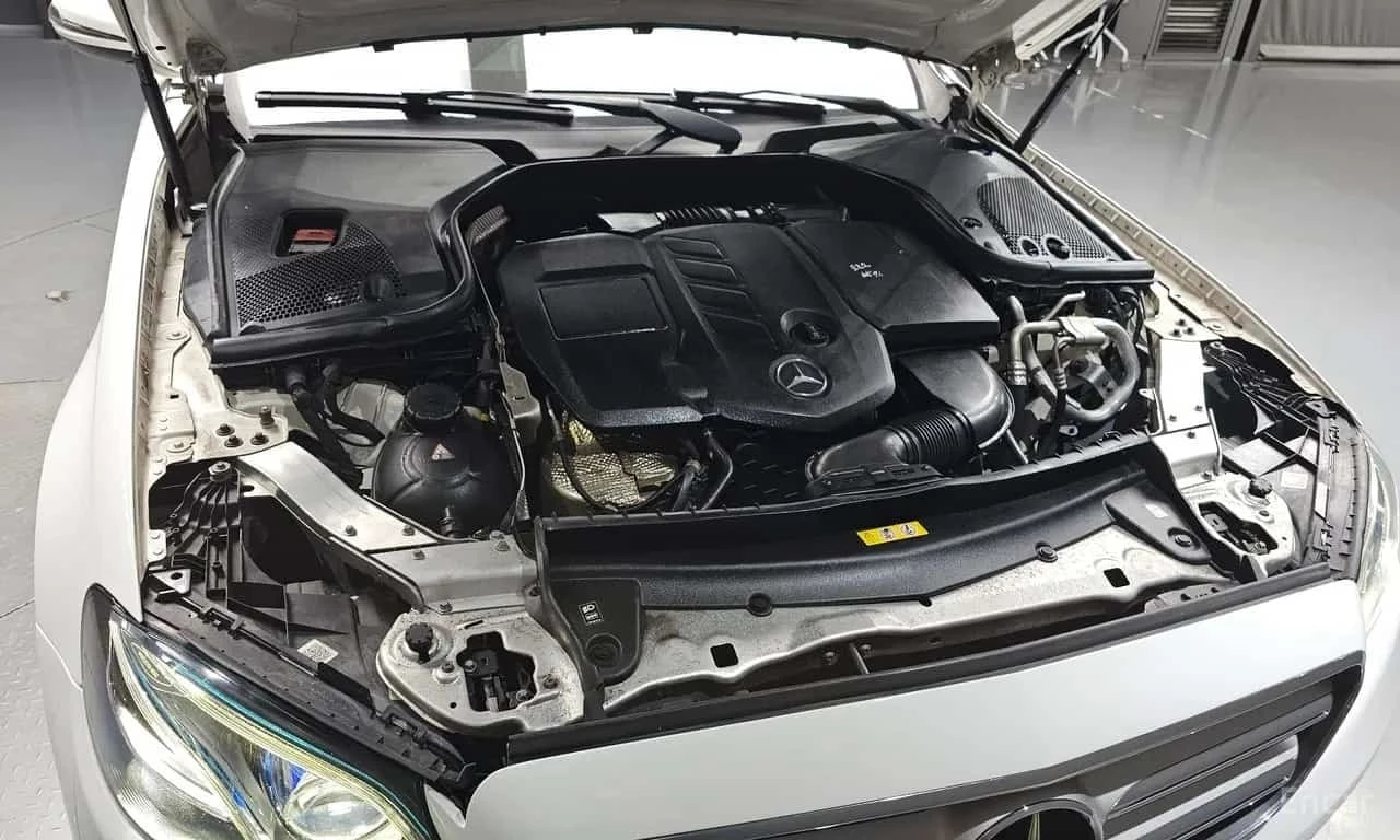 Mercedes-Benz E 220 d * 4MATIC * Avantgarde * Head Up * , снимка 17 - Автомобили и джипове - 56249514