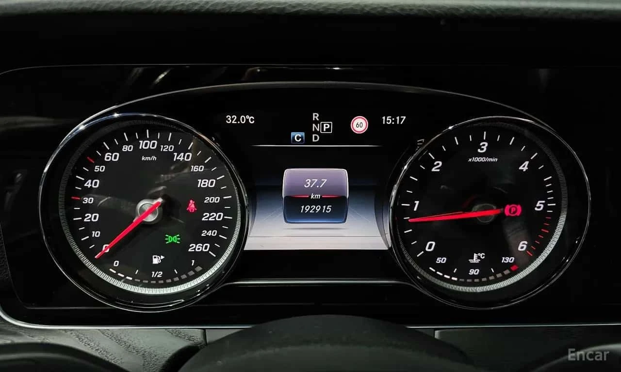 Mercedes-Benz E 220 d * 4MATIC * Avantgarde * Head Up * , снимка 9 - Автомобили и джипове - 56249514