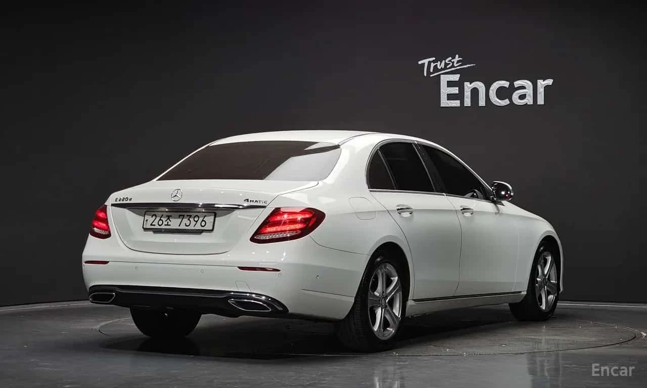 Mercedes-Benz E 220 d * 4MATIC * Avantgarde * Head Up * , снимка 2 - Автомобили и джипове - 56249514