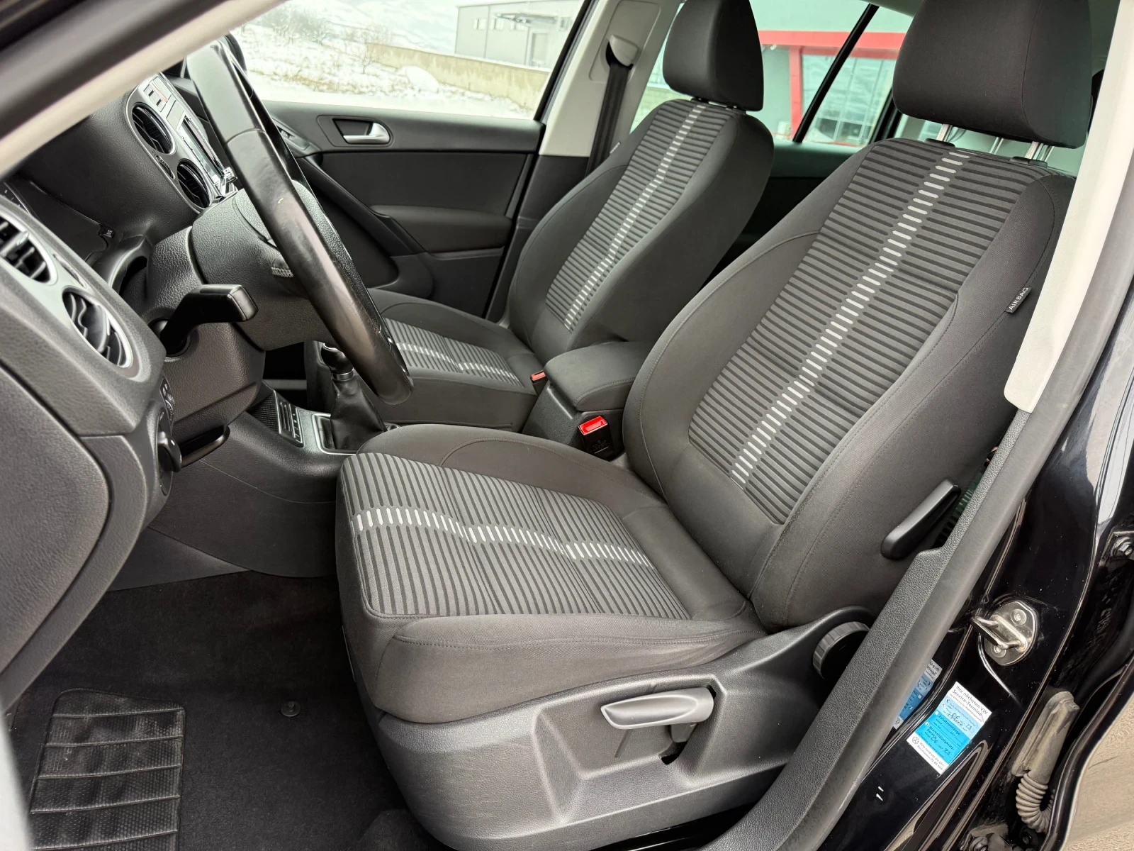 VW Tiguan 2.0TDI / 4MOTION / NAVI / PARKTRONIC/ FULL SERVICE - изображение 9