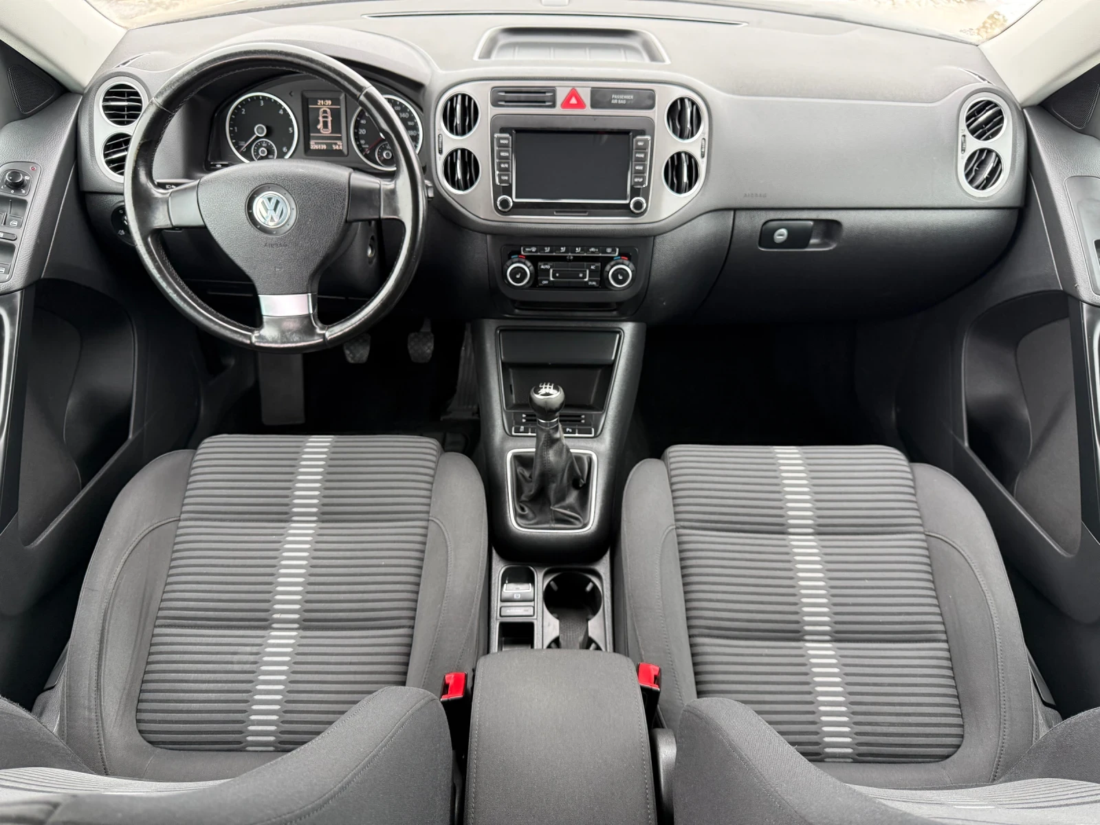 VW Tiguan 2.0TDI / 4MOTION / NAVI / PARKTRONIC/ FULL SERVICE - изображение 8