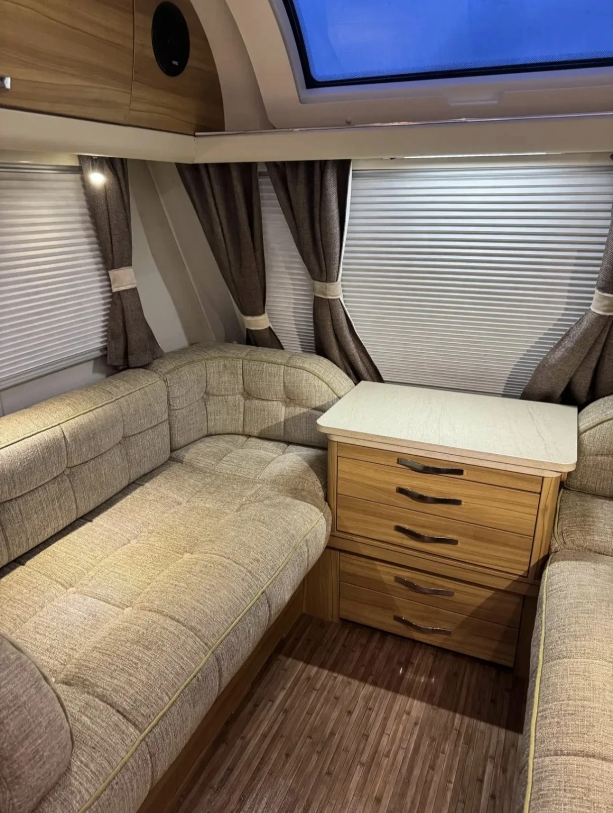 Каравана Eldis Crusader LUXURY , снимка 3 - Каравани и кемпери - 55681830