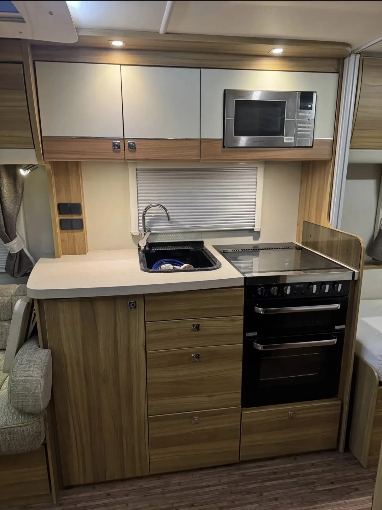 Каравана Eldis Crusader LUXURY , снимка 4 - Каравани и кемпери - 55681830