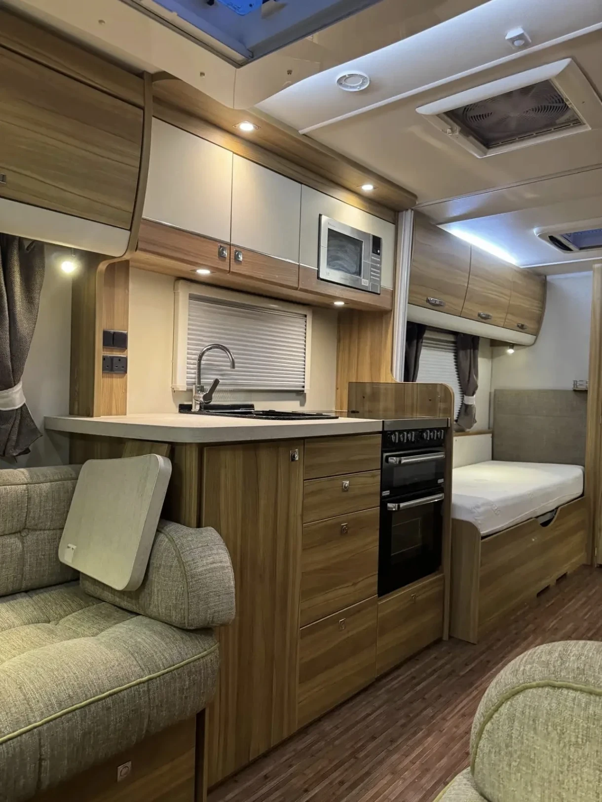 Каравана Eldis Crusader LUXURY , снимка 6 - Каравани и кемпери - 55681830