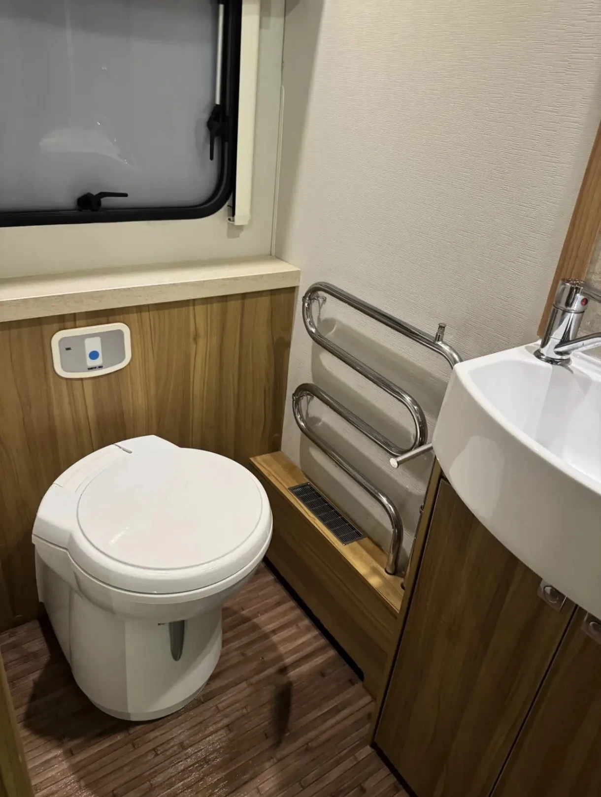 Каравана Eldis Crusader LUXURY , снимка 11 - Каравани и кемпери - 55681830
