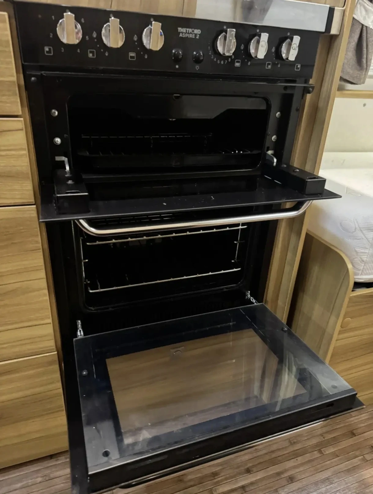 Каравана Eldis Crusader LUXURY , снимка 8 - Каравани и кемпери - 55681830