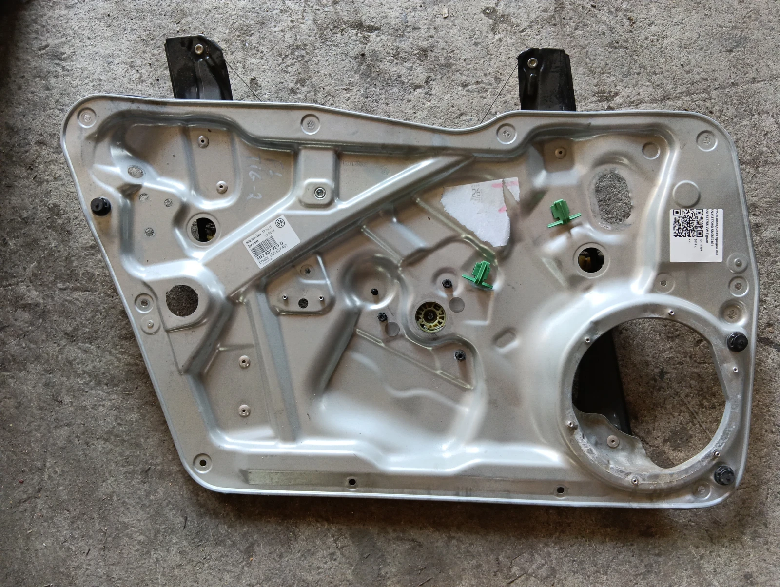 стъклоповдигач преден ляв 5N2837729D 5N0837461 5N0837755 VW Tiguan