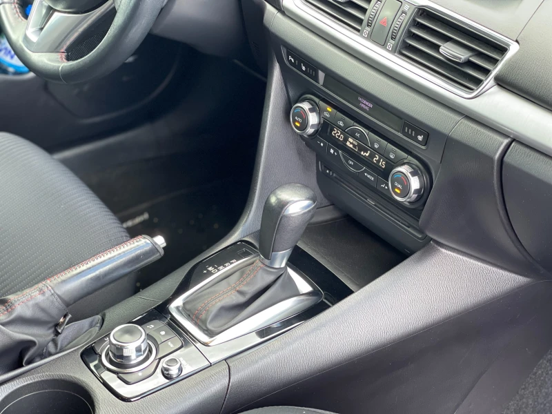Mazda 3 1.5D Skyactiv, снимка 12 - Автомобили и джипове - 50342596