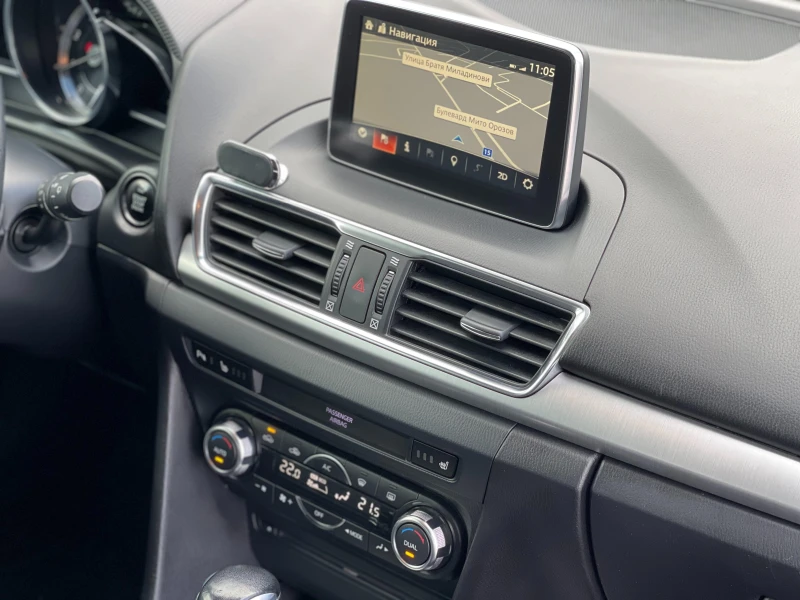 Mazda 3 1.5D Skyactiv, снимка 11 - Автомобили и джипове - 50342596