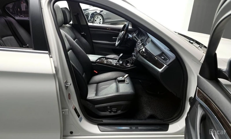 BMW 520, снимка 11 - Автомобили и джипове - 52944411