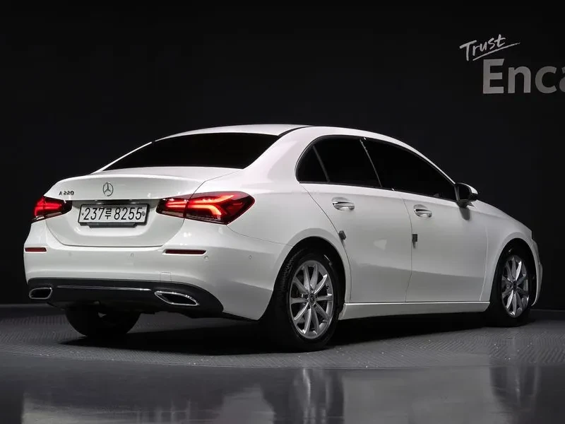 Mercedes-Benz A 220 ПАНОРАМА/ПОДГРЕВИ/КАМЕРИ/НАВИГАЦИЯ, снимка 2 - Автомобили и джипове - 56652954