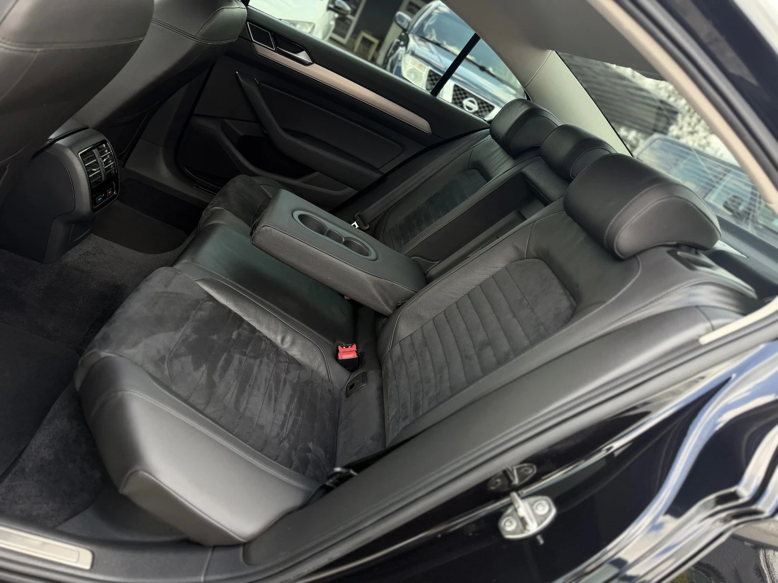 VW Passat 2.0TDI 150кс DIGITAL 360-камери АЛКАНТАРА ПОДГРЕВ , снимка 12 - Автомобили и джипове - 54390126