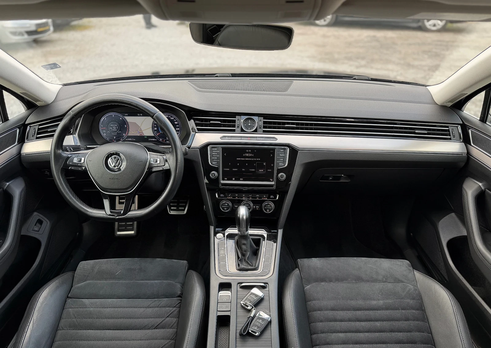 VW Passat 2.0TDI 150кс DIGITAL 360-камери АЛКАНТАРА ПОДГРЕВ , снимка 9 - Автомобили и джипове - 54390126