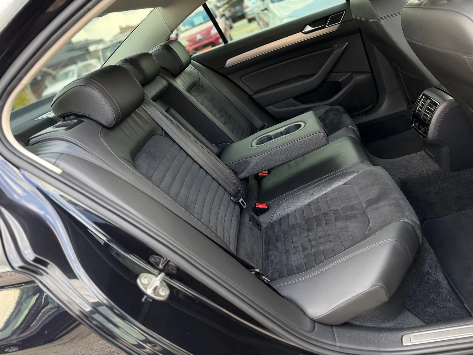 VW Passat 2.0TDI 150кс DIGITAL 360-камери АЛКАНТАРА ПОДГРЕВ , снимка 13 - Автомобили и джипове - 54390126