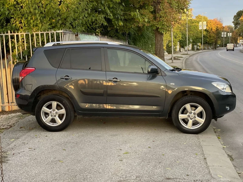 Toyota Rav4 2.0vVTI, КОЖА, LCD-TV, 4x4, ИТАЛИЯ, снимка 4 - Автомобили и джипове - 52068130