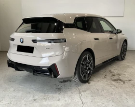 BMW iX xDrive60/FACELIFT/M-SPORT/PANO SKY/ICONIC GLOW/B&W, снимка 4