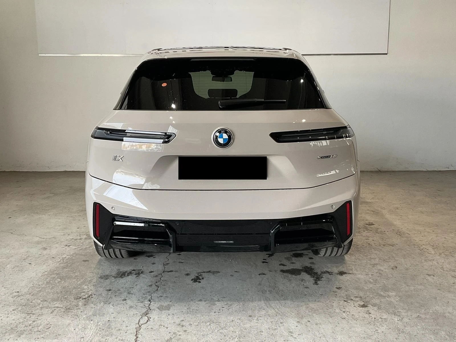 BMW iX xDrive60/FACELIFT/M-SPORT/PANO SKY/ICONIC GLOW/B&W, снимка 5 - Автомобили и джипове - 53805804