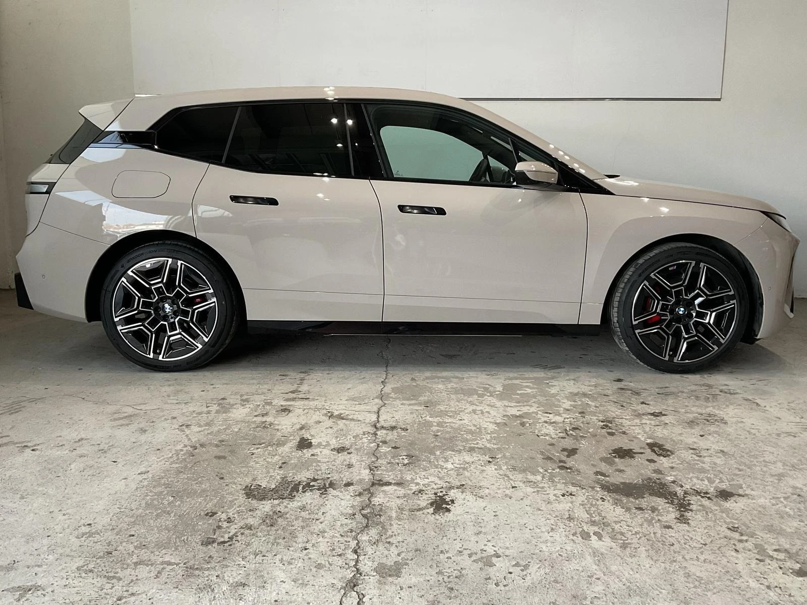 BMW iX xDrive60/FACELIFT/M-SPORT/PANO SKY/ICONIC GLOW/B&W, снимка 3 - Автомобили и джипове - 53805804