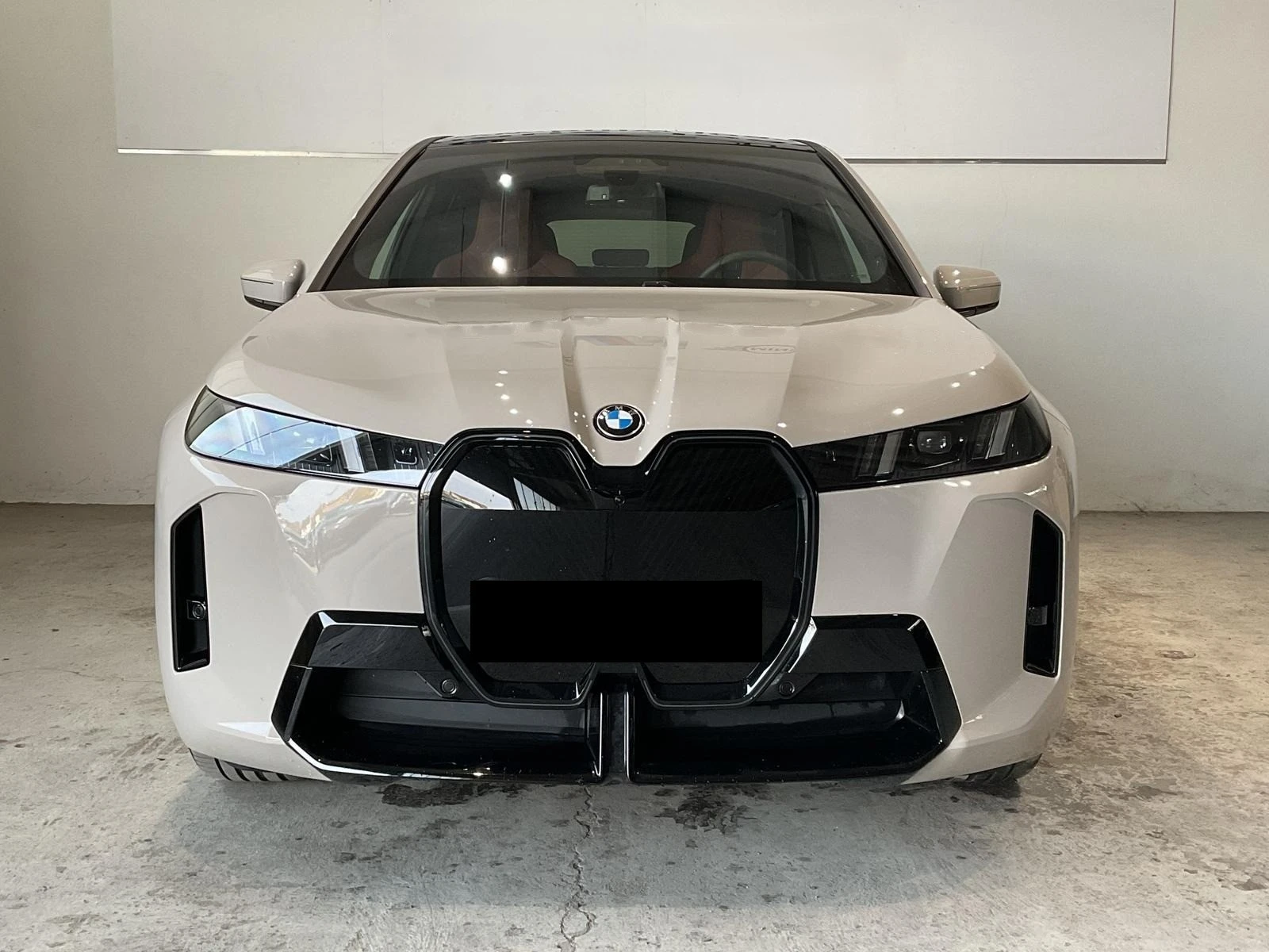 BMW iX xDrive60/FACELIFT/M-SPORT/PANO SKY/ICONIC GLOW/B&W, снимка 2 - Автомобили и джипове - 53805804