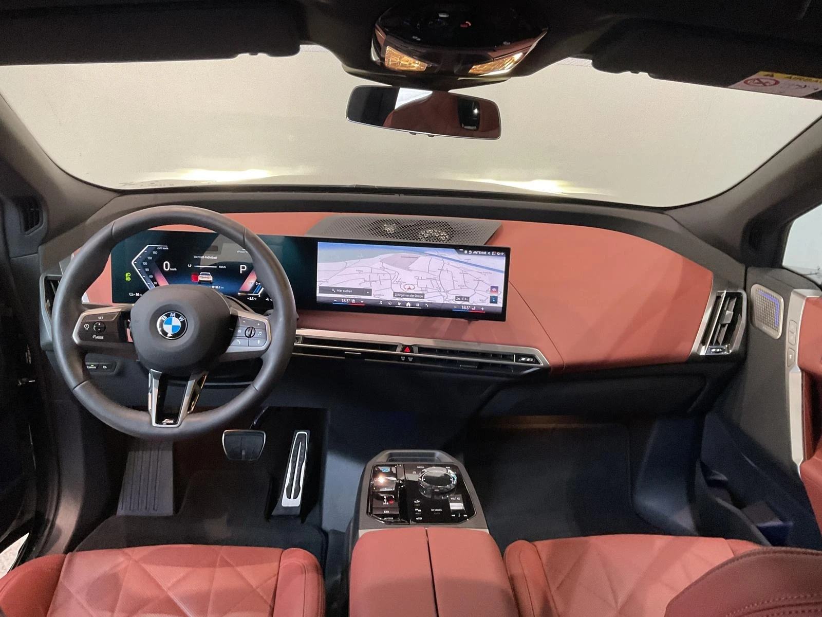 BMW iX xDrive60/FACELIFT/M-SPORT/PANO SKY/ICONIC GLOW/B&W, снимка 11 - Автомобили и джипове - 53805804